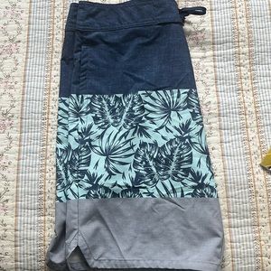 Travis Mathew men’s board shorts size m.  32 waist